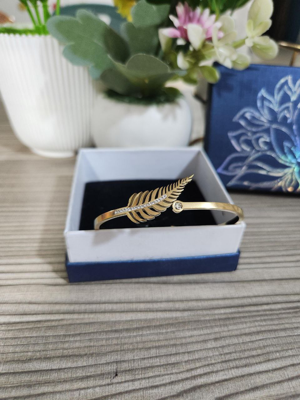 🍃 Women's Leaf Bracelet | Elegant Wristlet Bangle